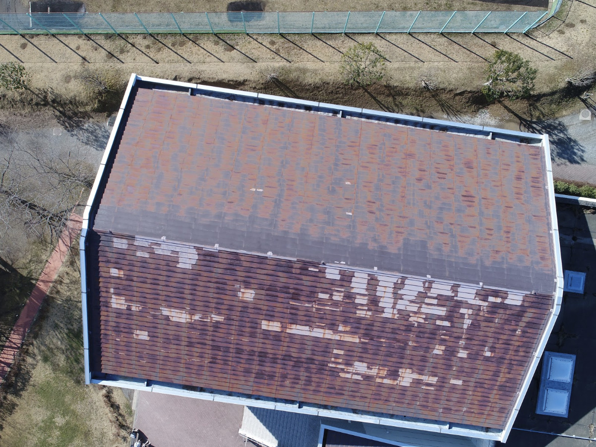 屋根点検用ドローンで撮影した傷んだ屋根の写真