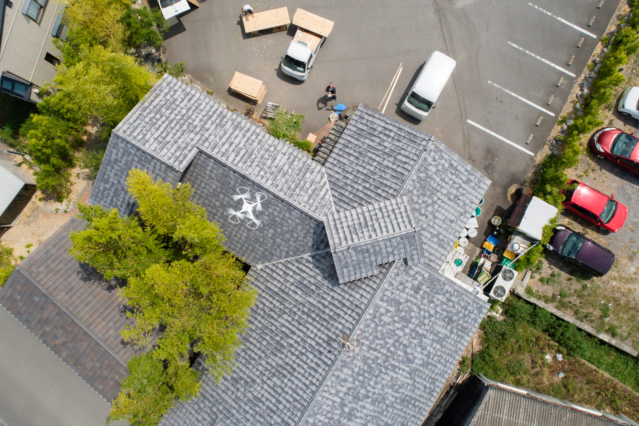 屋根点検用ドローンが屋根を撮影している様子