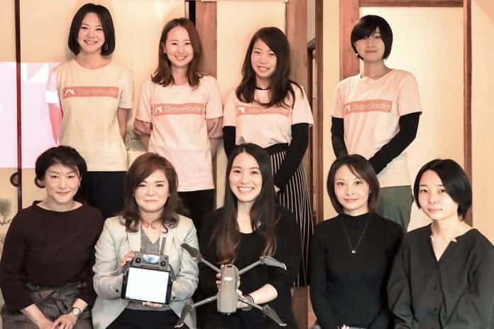 屋根点検用ドローンの女性パイロットたち