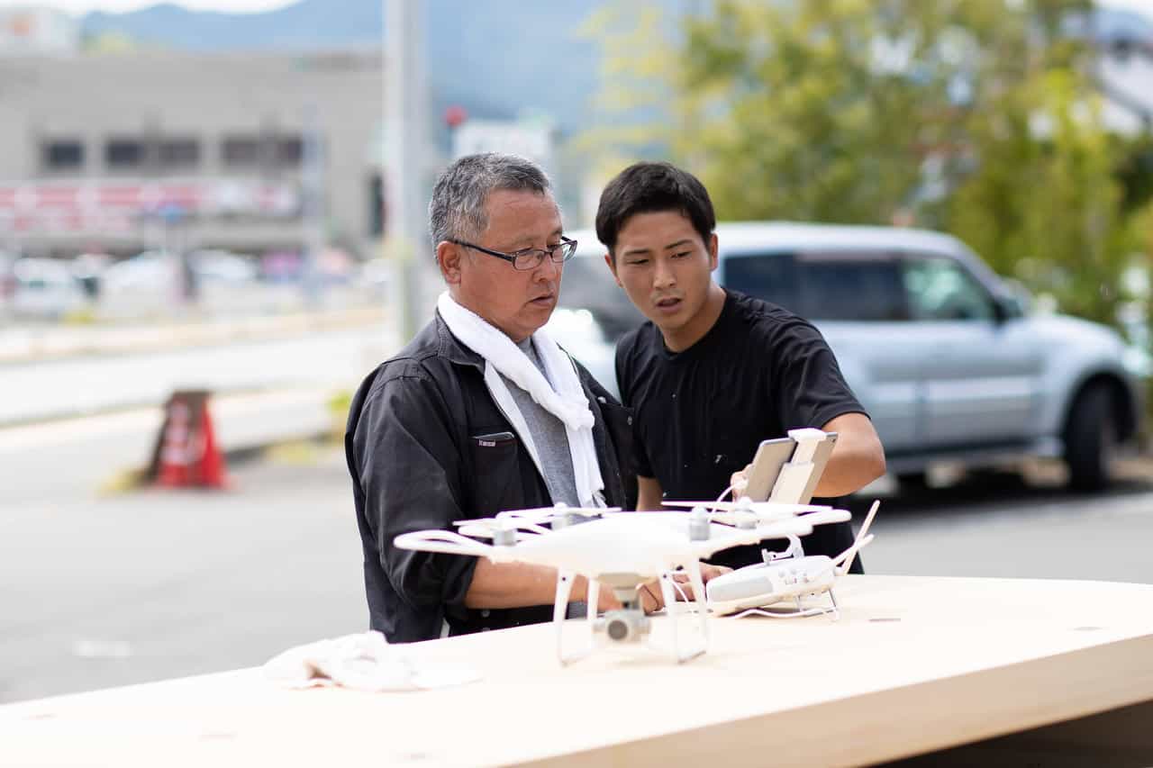 屋根点検用ドローンの操縦について話している豊島様