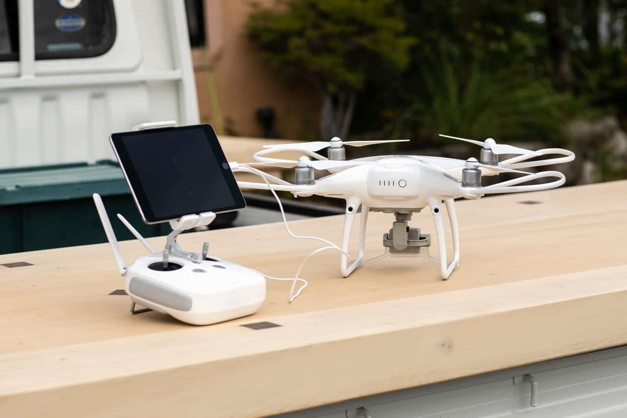 屋根点検用ドローンと操縦用iPad