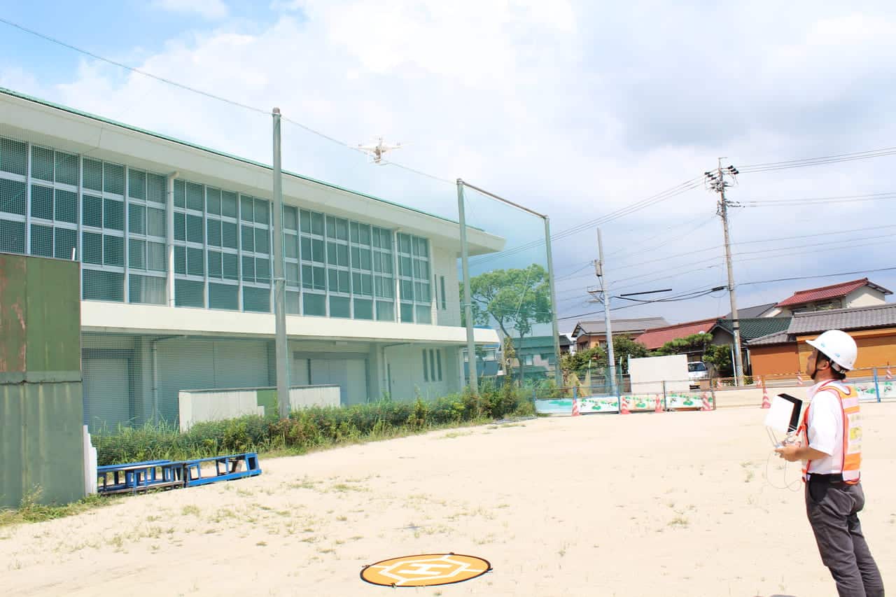 体育館の屋根をドローンで点検