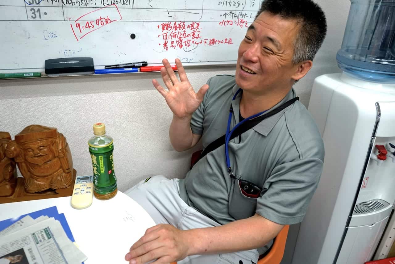 屋根点検用ドローンの良さを語る松本様