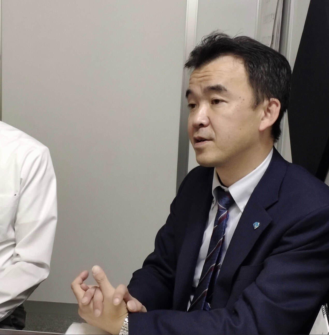屋根点検用ドローンの良さを語る佐藤様