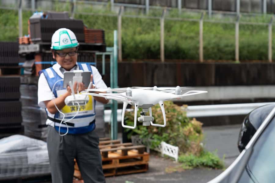 屋根点検用ドローンを操作する望月様