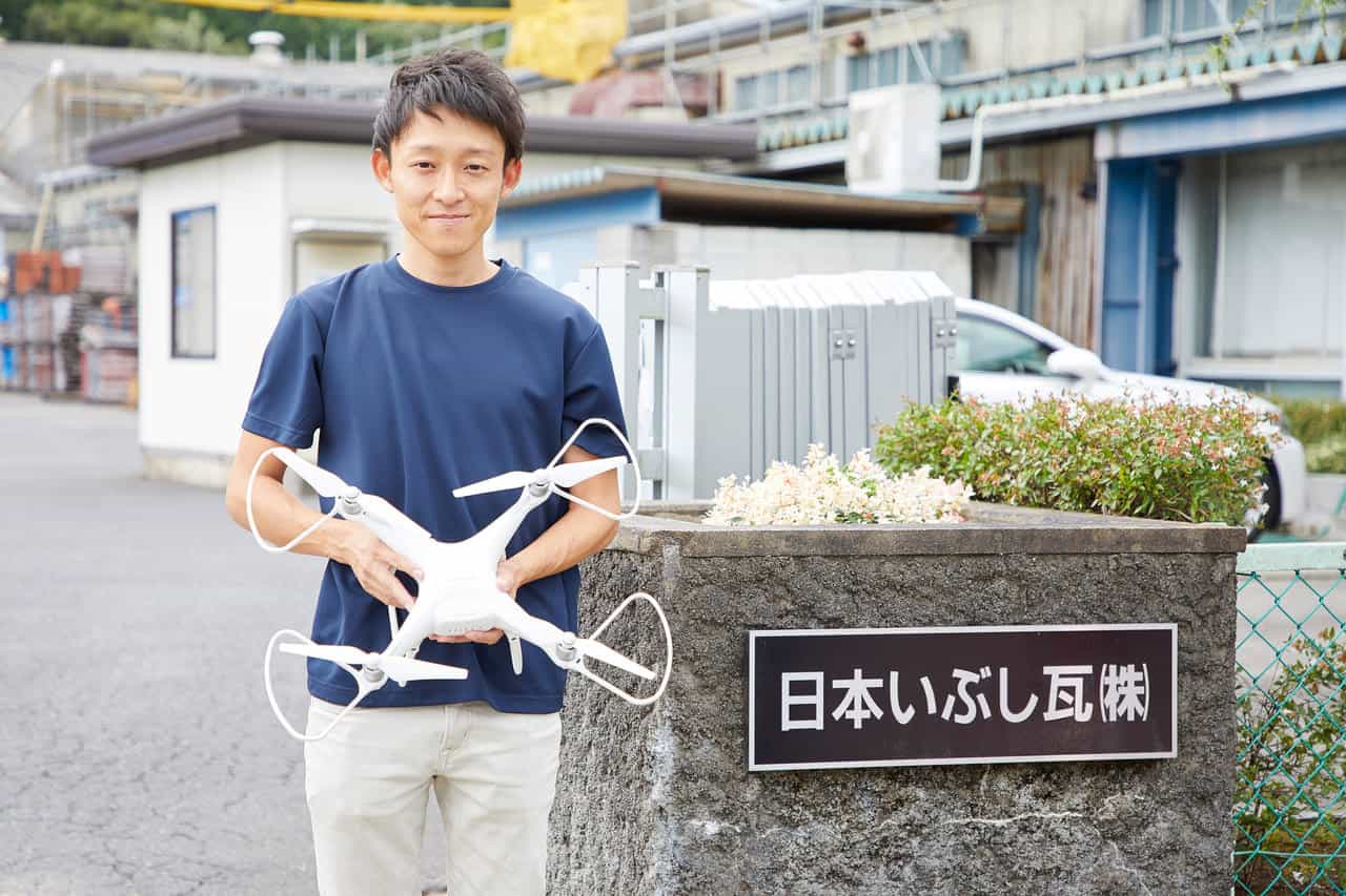 屋根点検用ドローンを持つ野々村様