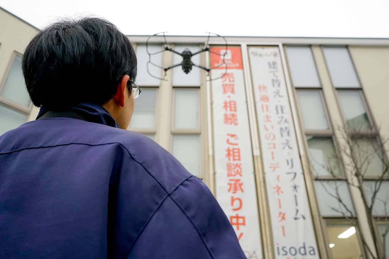屋根点検用ドローンを飛行させる株式会社イソダ様