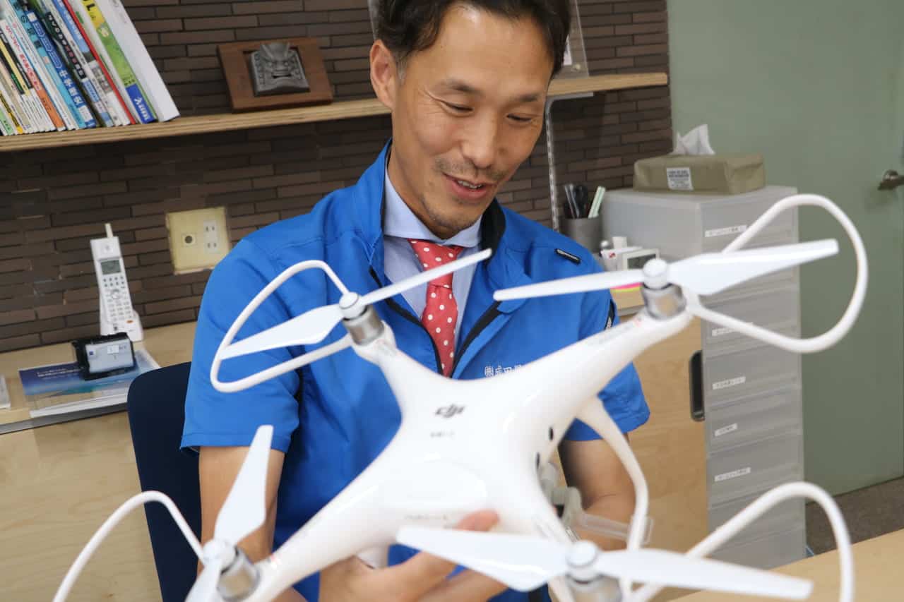 屋根点検用ドローンを持つ成田様