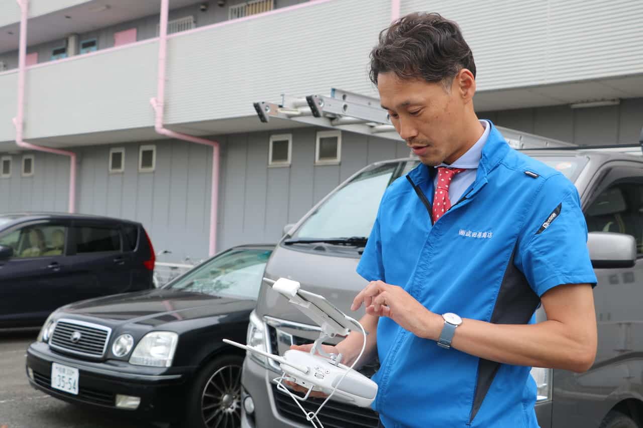 屋根点検用ドローンを操縦する成田様