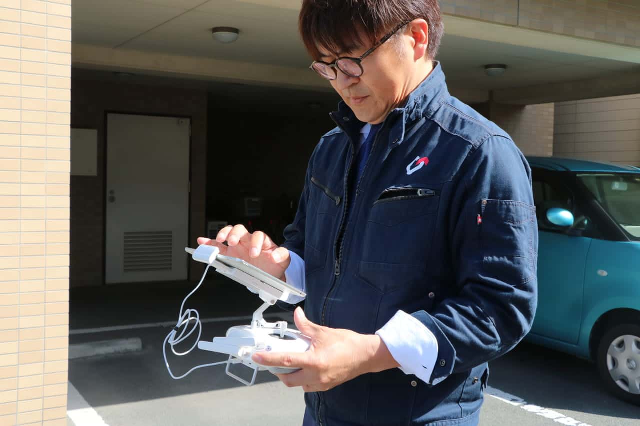 屋根点検用ドローンを操縦する山本様