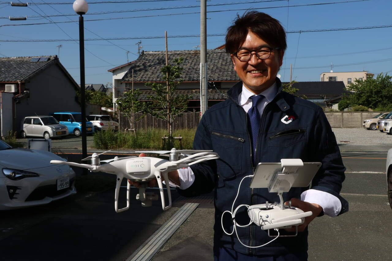 屋根点検用ドローンを持つ山本様