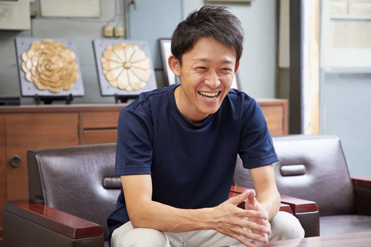 屋根点検用ドローンの良さを語る野々村様