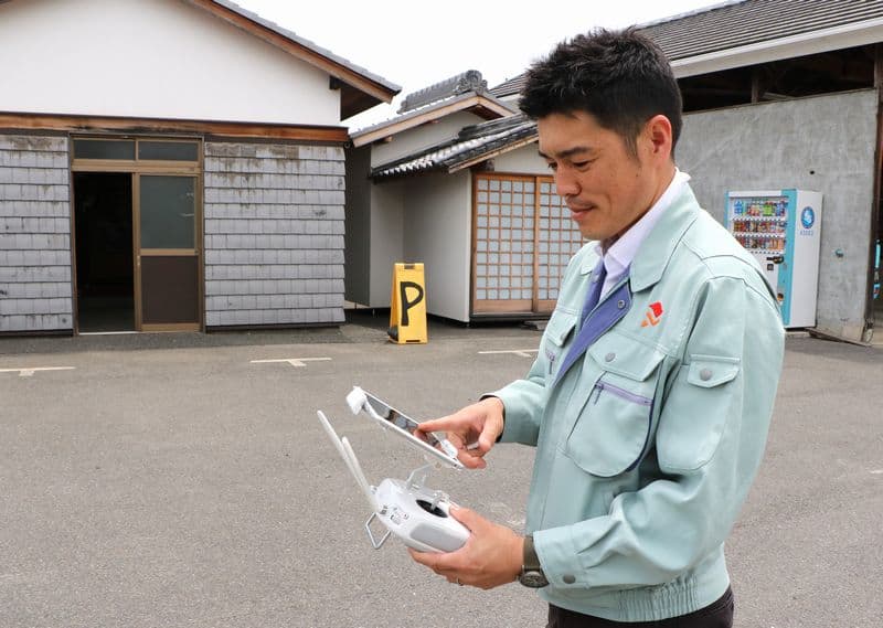 屋根点検用ドローンを操作する藤井様