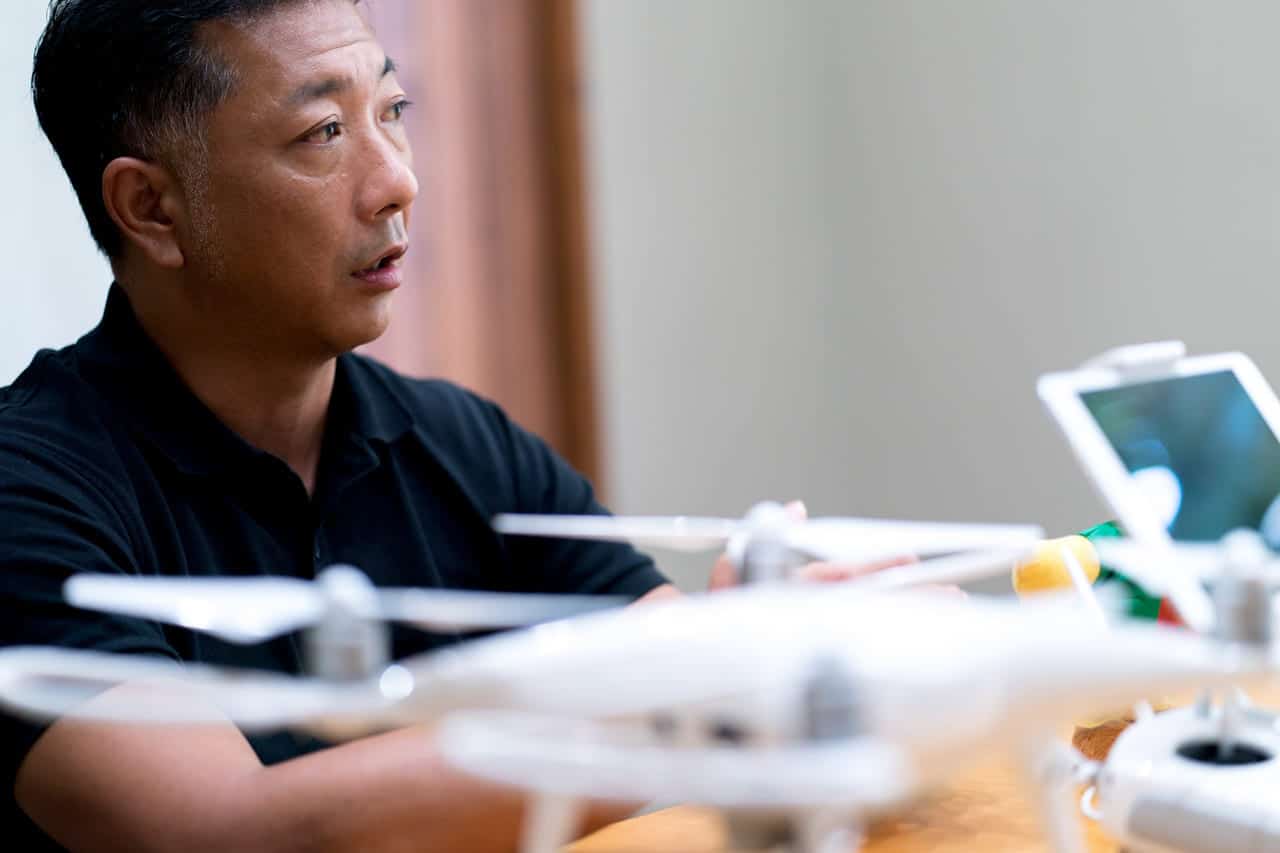 屋根点検用ドローンの導入理由を語る本間様