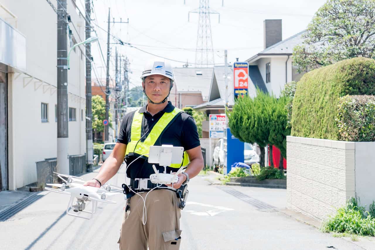 屋根点検用ドローンを持つ本間様