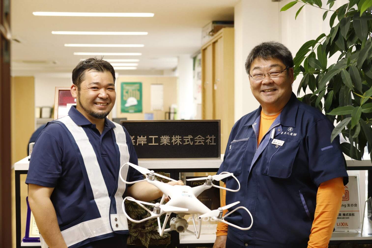 屋根点検用ドローンを持つ峯岸様との船橋様
