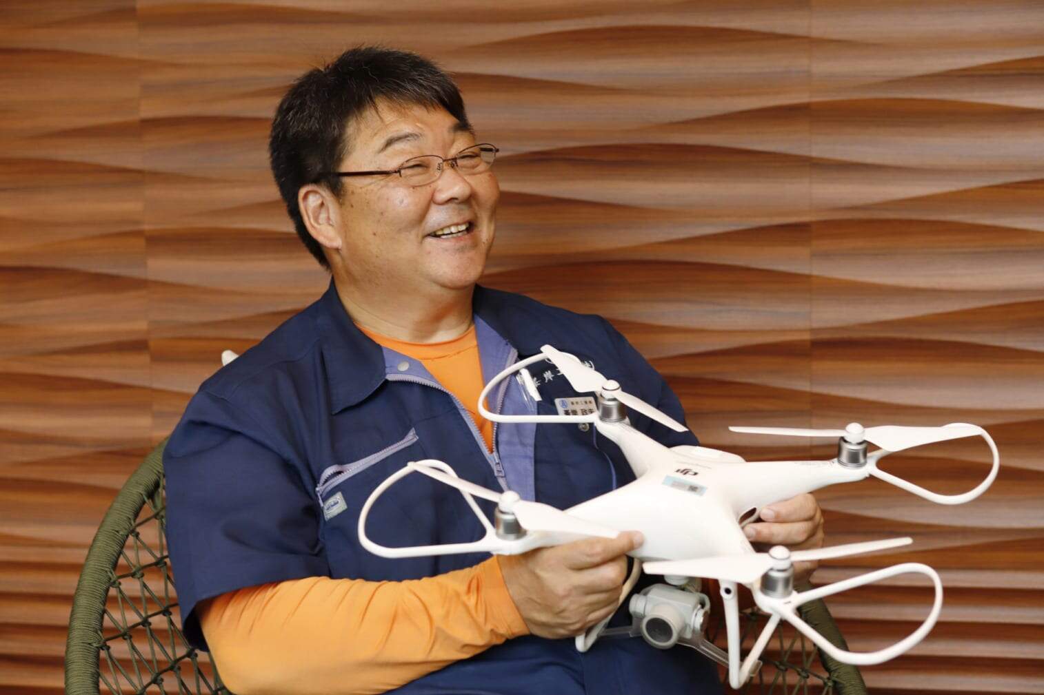 屋根点検用ドローンを持つ峯岸工業株式会社様